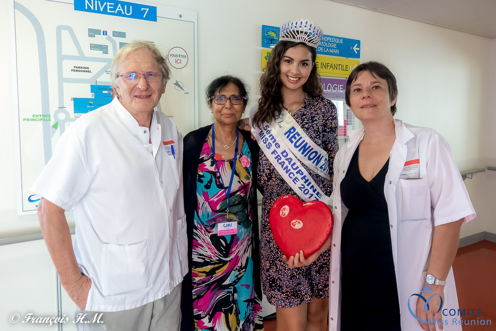 Tayéba Moullan et Ambre N'guyen avec les médecins du CHU