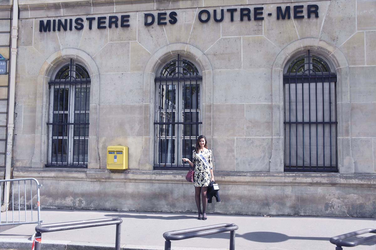 Devant le Ministère à Paris...
