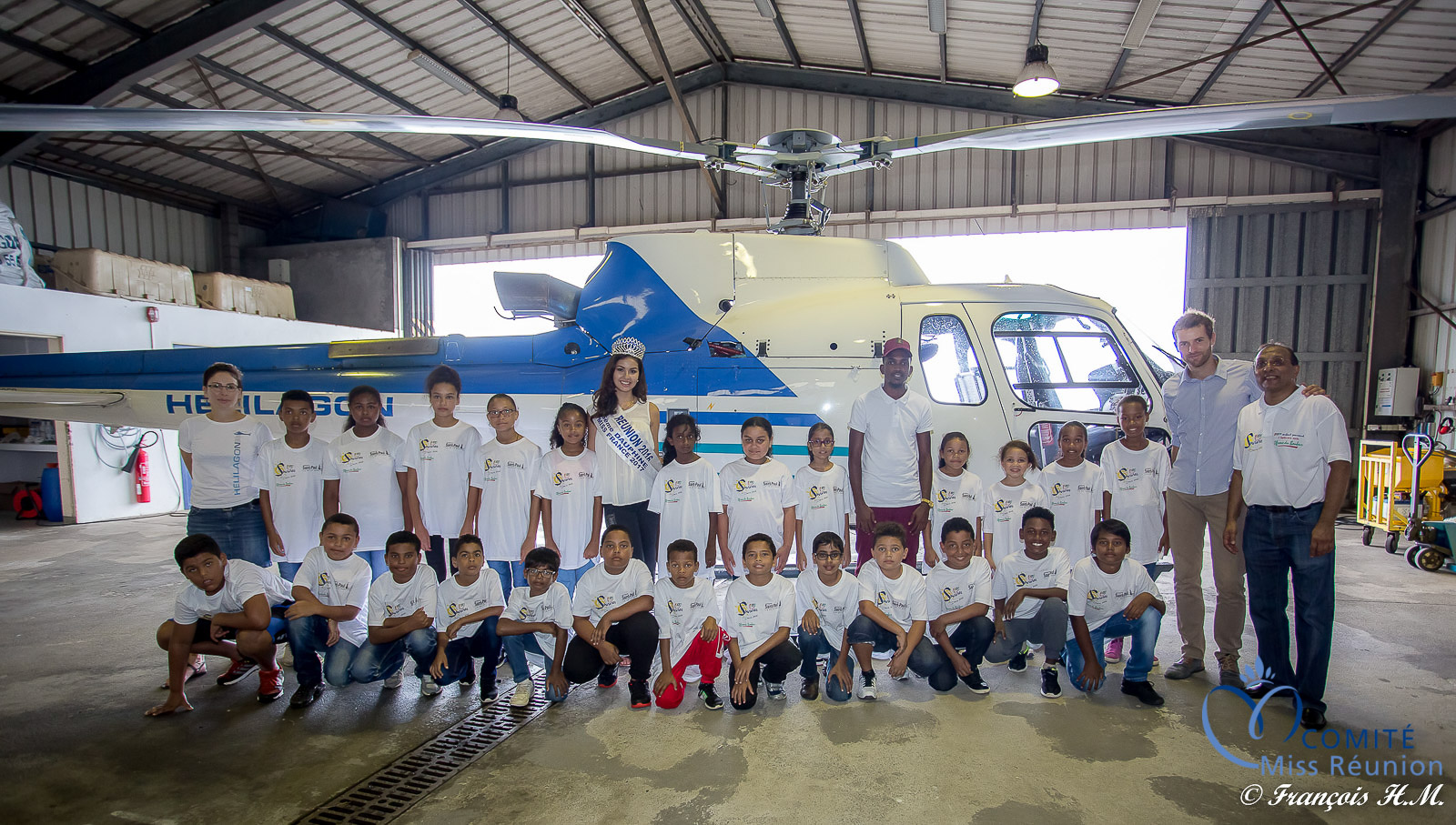 Miss Réunion en hélicoptère avec les enfants de 1000 Sourires