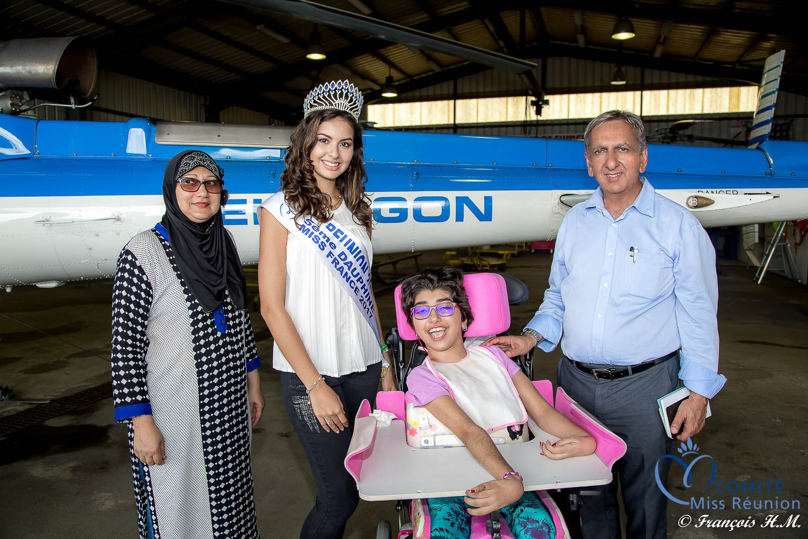 Ambre N'guyen et Aziz Patel avec la jeune Mariame Cassim et sa maman Rosemine