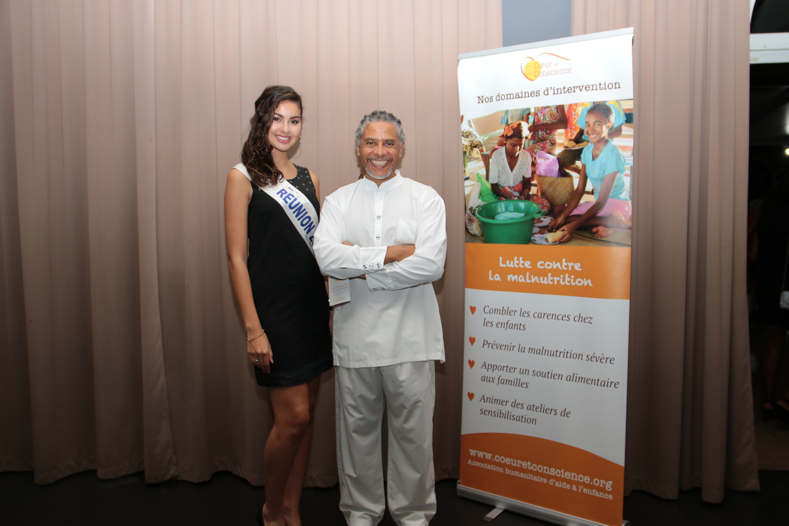 Amédée, très heureux de la présence de Miss Réunion à cette soirée caritative