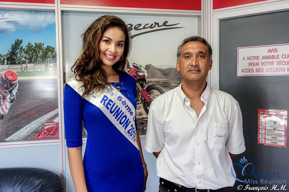 Ambre N'guyen reçoit les clés de sa belle Opel Corsa!