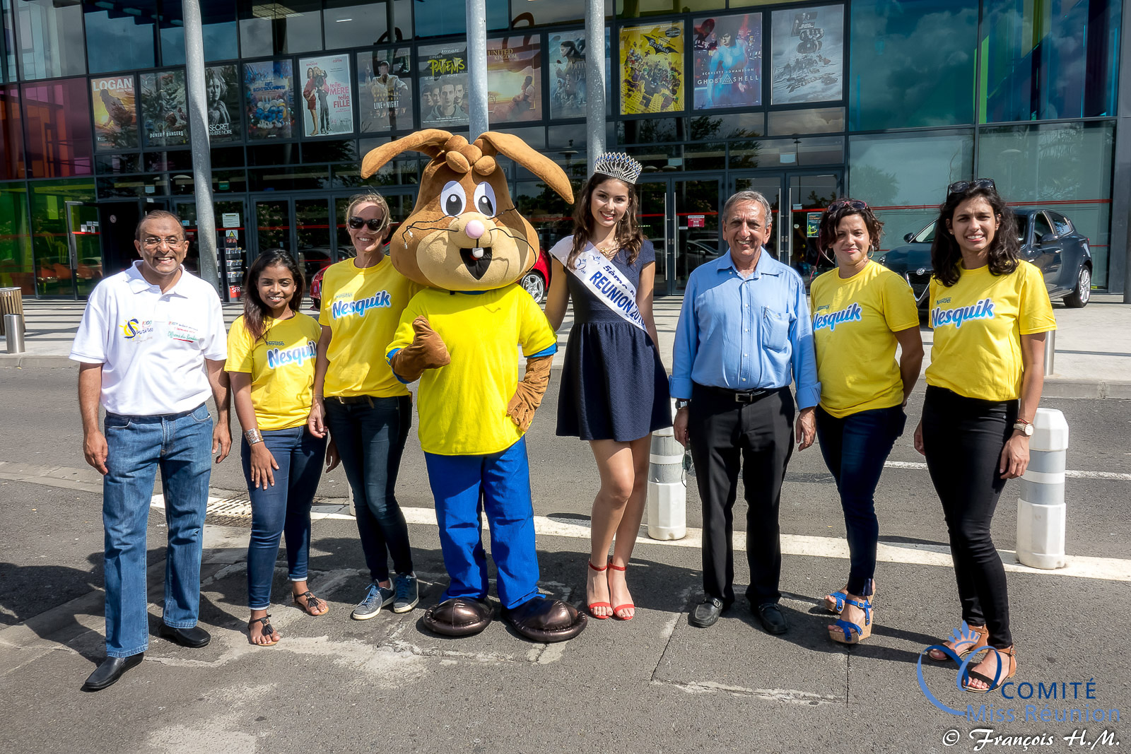 Ibrahim Ingar, président de 100 Sourires, avec Ambre N'guyen, Aziz Patel, et l'équipe marketing Nestlé: Albane Thiriez, Emilie Coumau, Adeline Derand, et Audrey Irsapapoullé