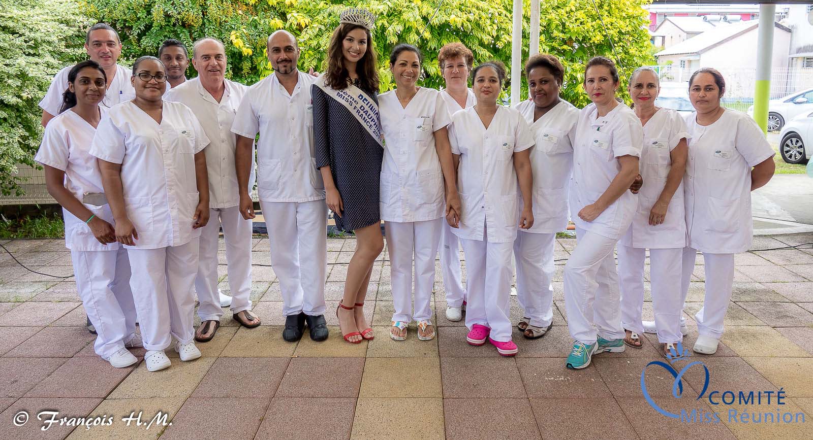 Ambre N'guyen avec le personnel de l'USLD