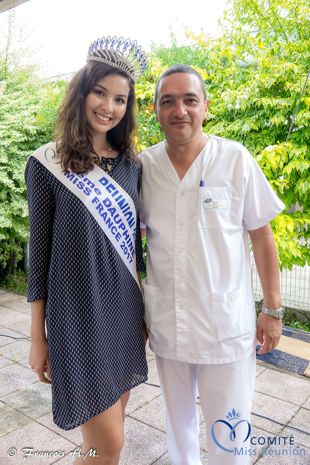 Miss Réunion rend visite aux personnes âgées malades de l'USLD
