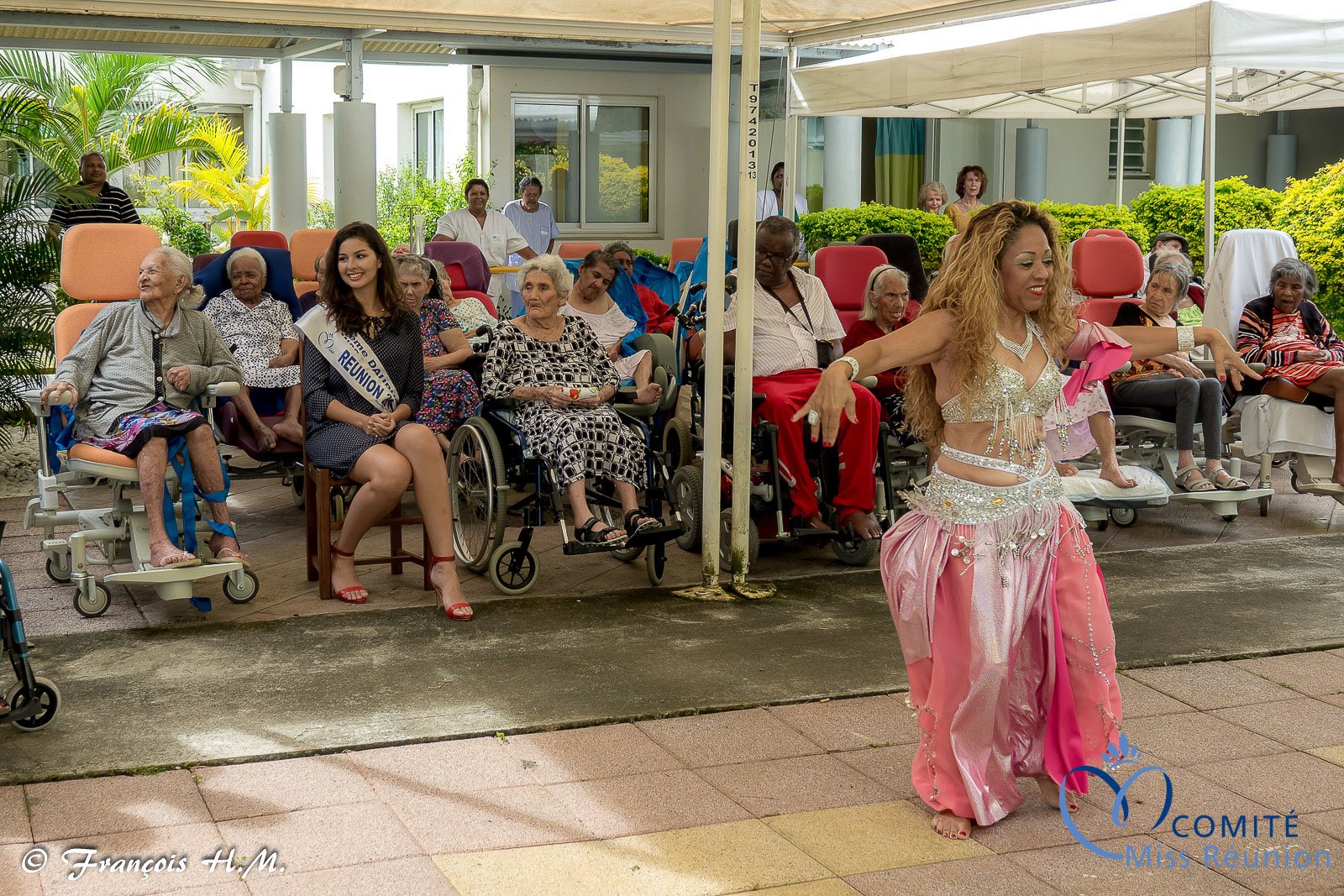 Miss Réunion rend visite aux personnes âgées malades de l'USLD