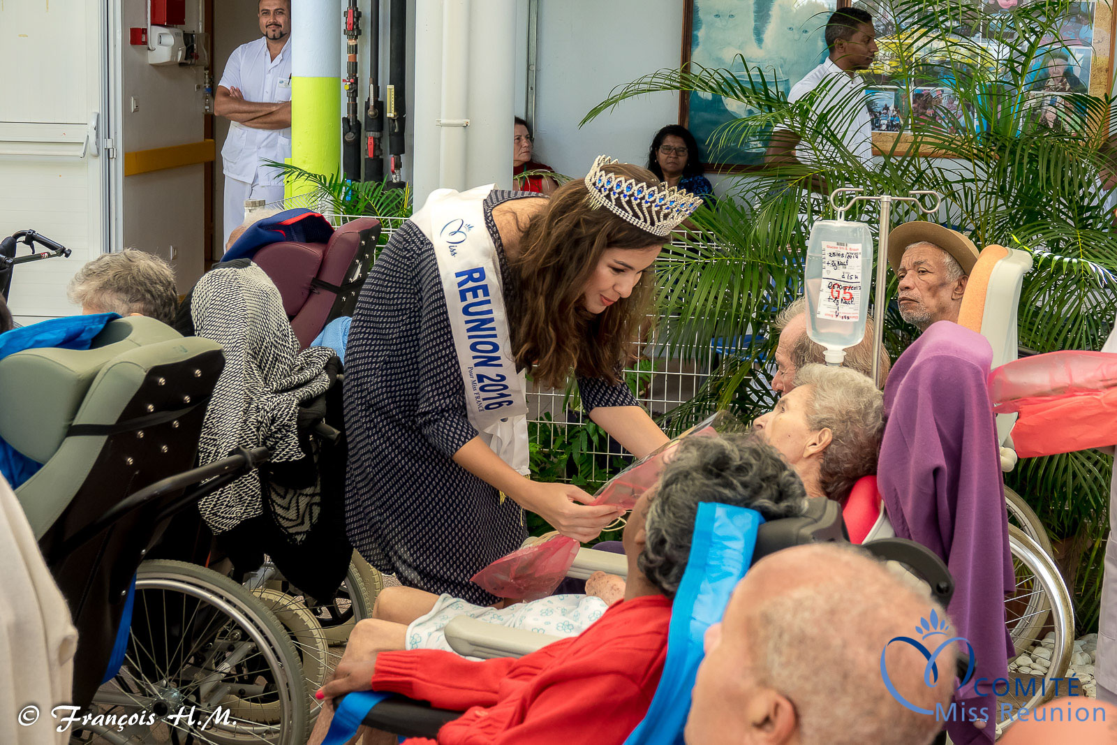 Miss Réunion rend visite aux personnes âgées malades de l'USLD