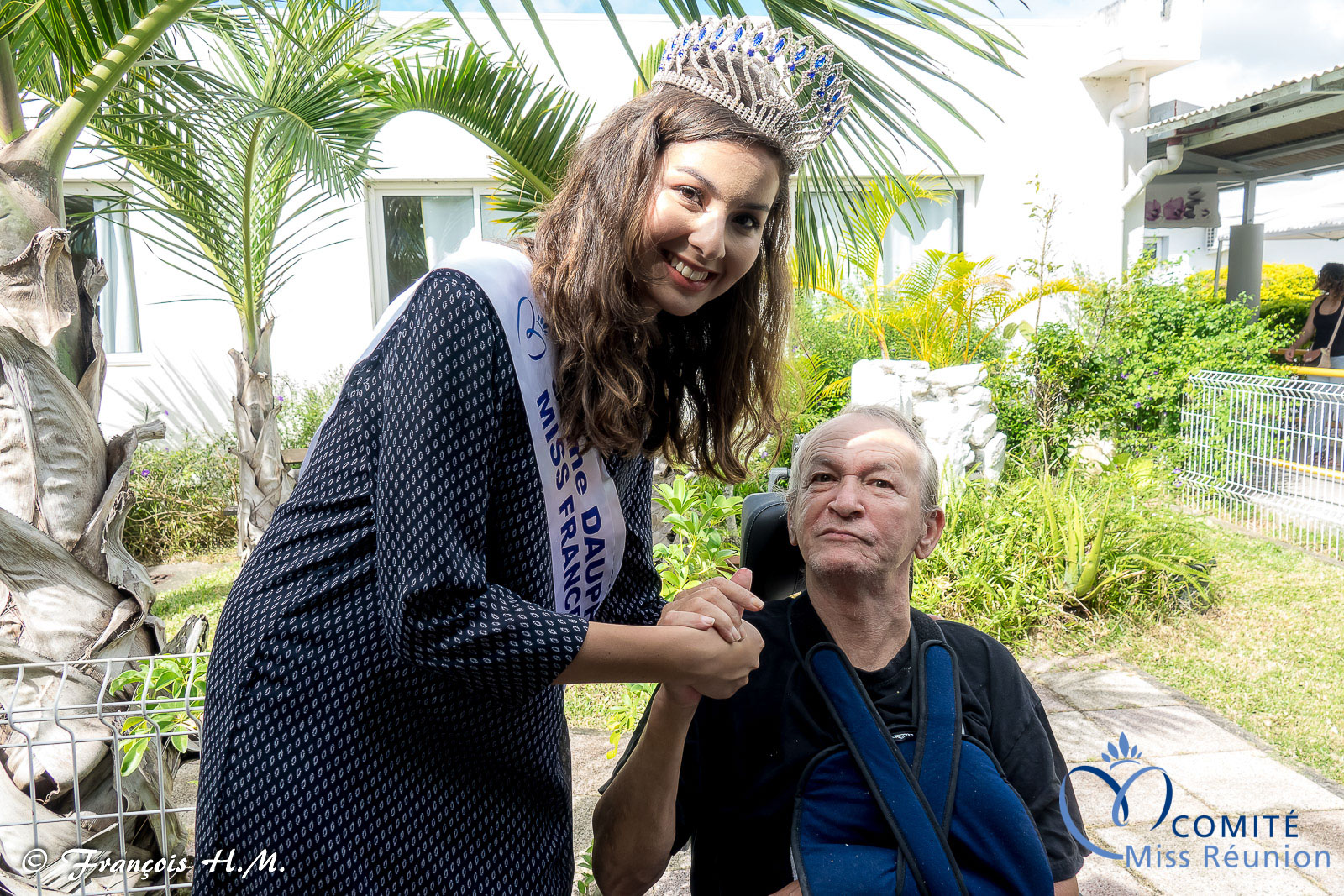Miss Réunion rend visite aux personnes âgées malades de l'USLD