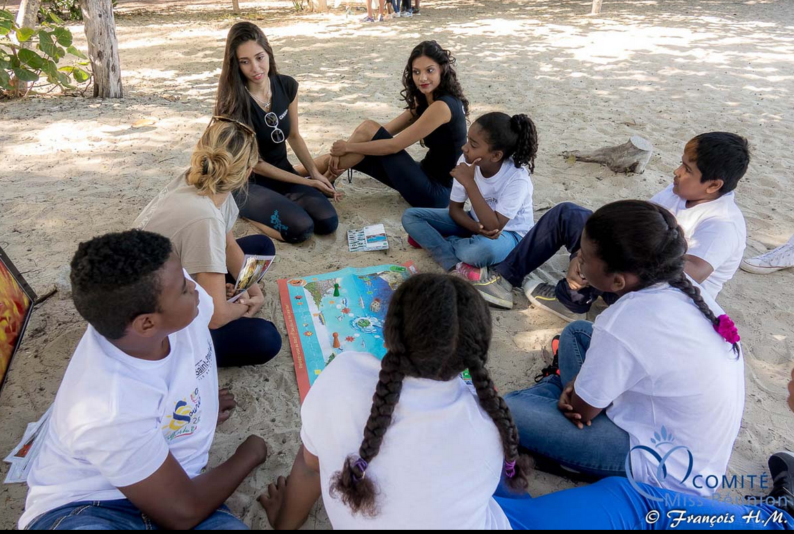 Opération éco-citoyenne Canal+ avec les 12 candidates Miss Réunion et des enfants