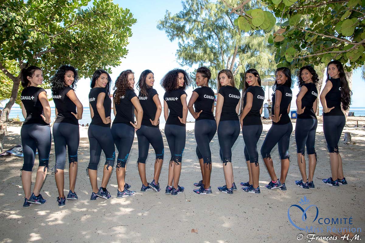 Opération éco-citoyenne Canal+ avec les 12 candidates Miss Réunion et des enfants