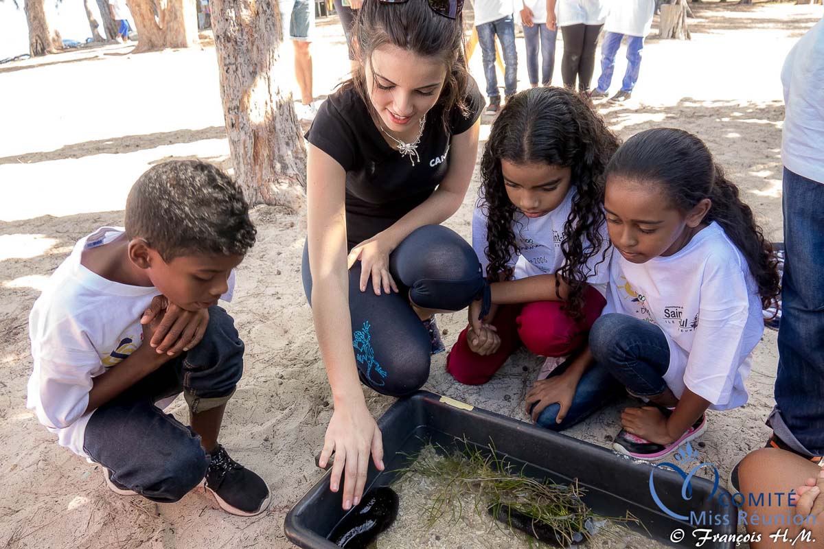 Opération éco-citoyenne Canal+ avec les 12 candidates Miss Réunion et des enfants