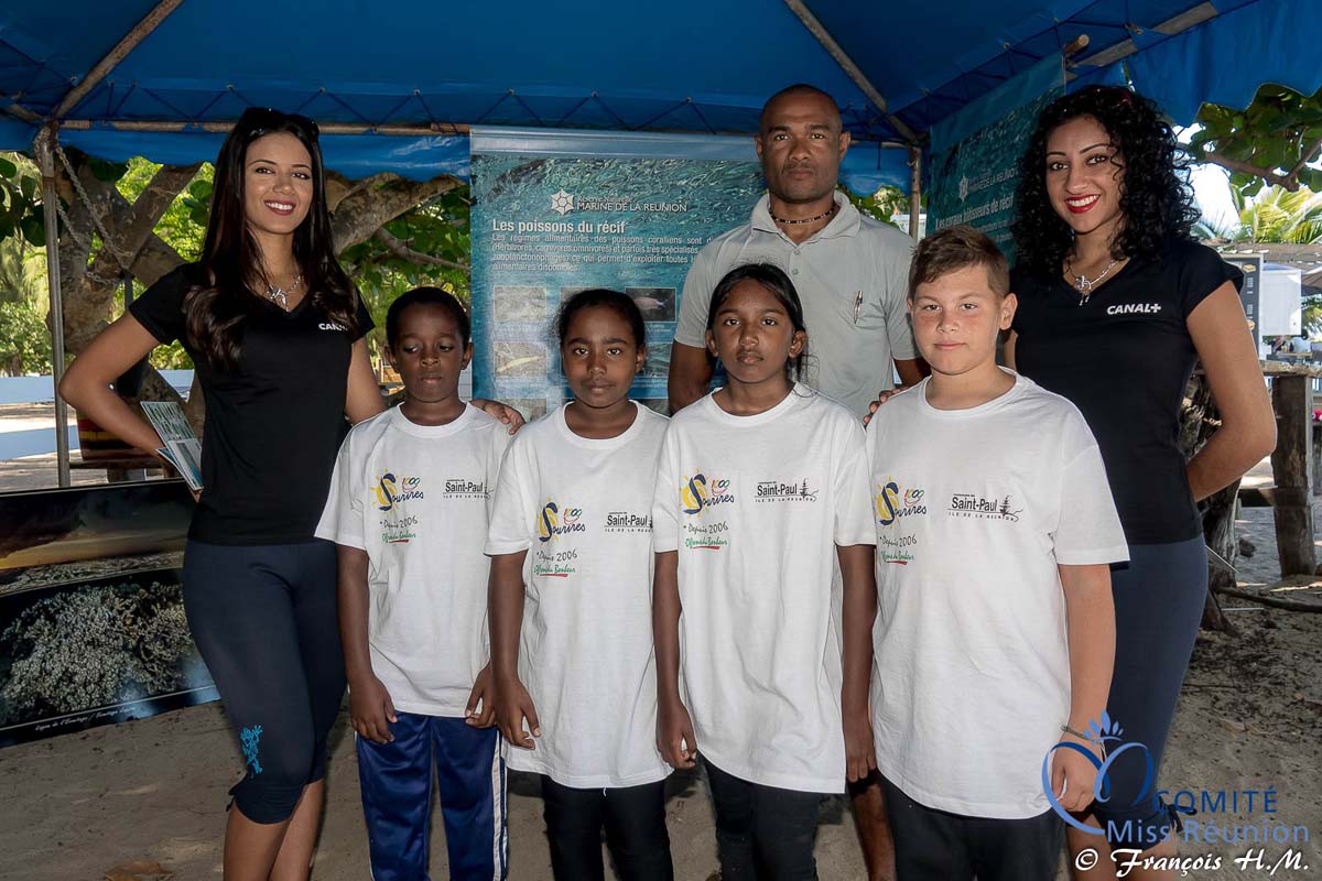 Opération éco-citoyenne Canal+ avec les 12 candidates Miss Réunion et des enfants