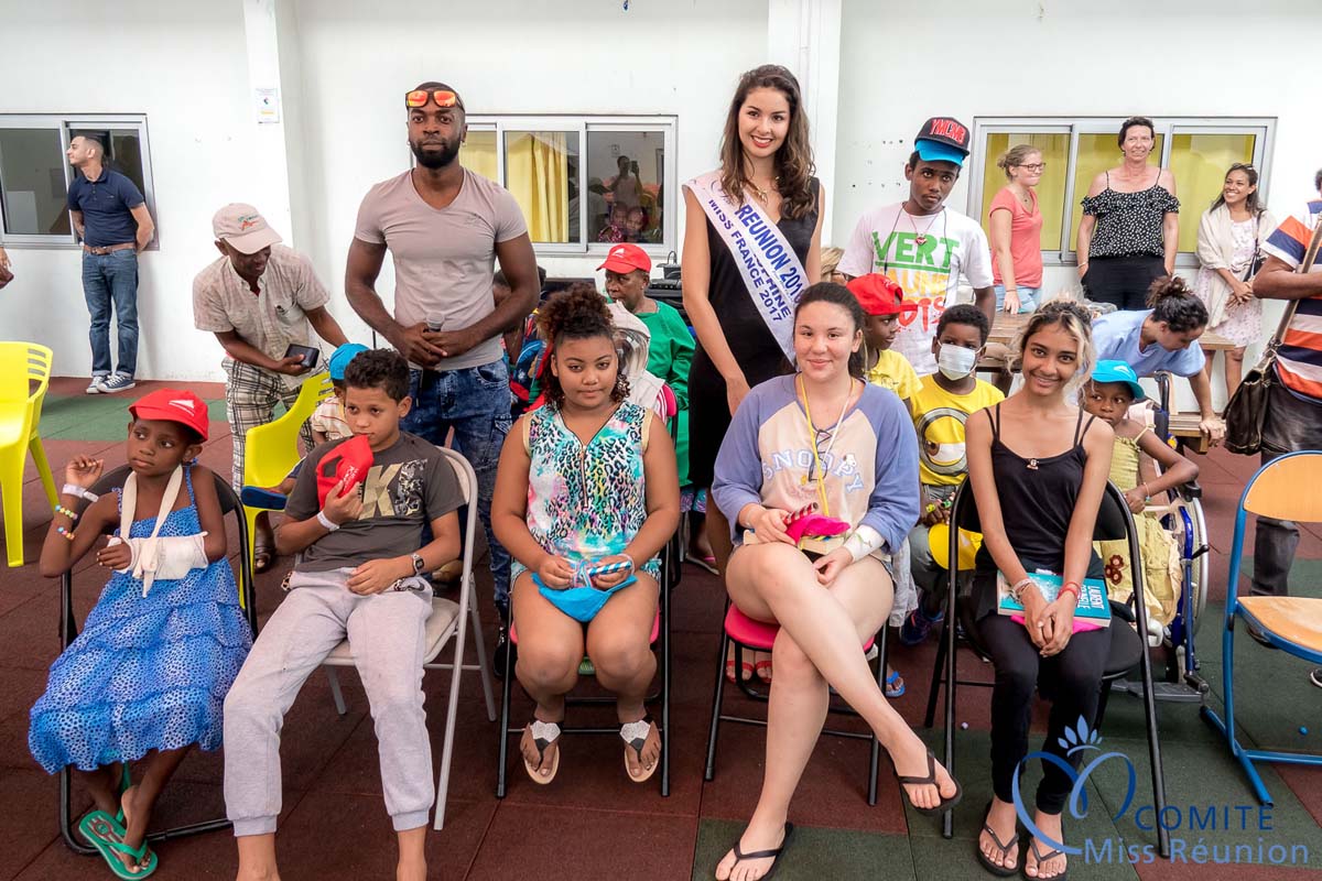 Dimix Staya et Ambre N'guyen avec les enfants hospitalisés