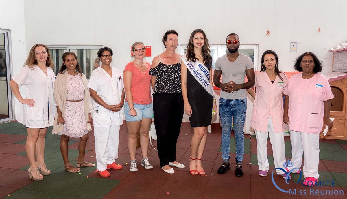 Ambre N'guyen et Dimix Staya avec le personnel hospitalier