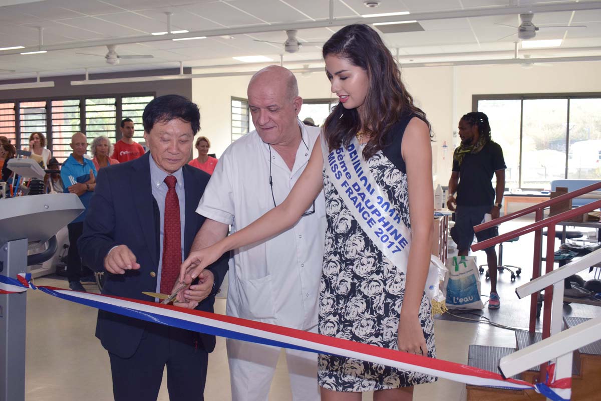 André Thien Ah Koon, maire du Tampon, Marc Bouquet, chef de service, et Ambre N'guyen, Miss Réunion 2016 et 5ème dauphine Miss France 2017