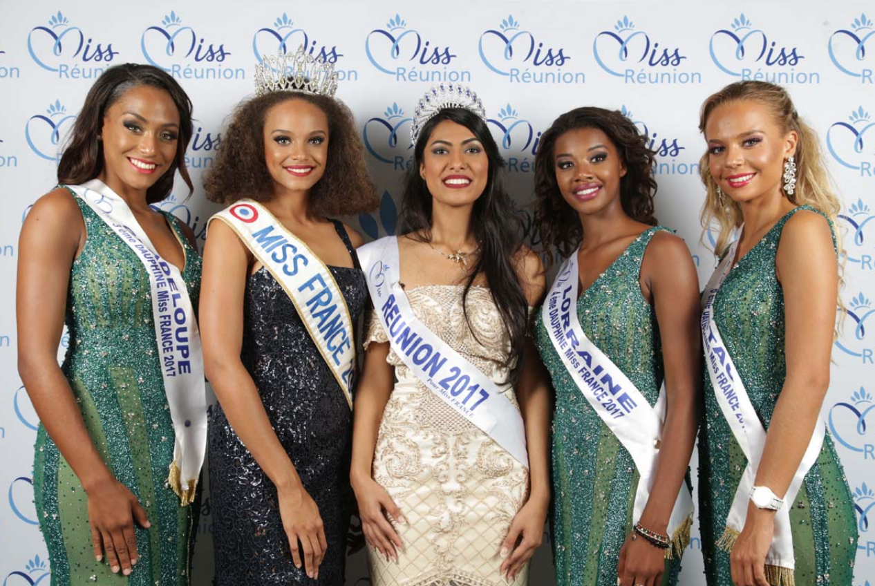 Audrey Chane Pao Kan, Miss Réunion 2017, entourée d'Alicia Aylies, Miss France 2017, et de ses dauphines Morgane Thérésine, 3ème dauphine, Justine Kamara, 4ème dauphine, Maurane Bouazza, Miss Bretagne, 6ème dauphine