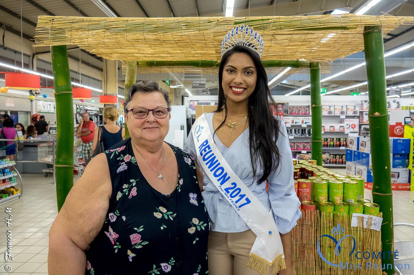 Miss Réunion 2017 en dédicaces à l'Étang-Salé