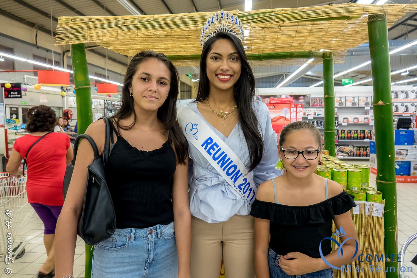 Miss Réunion 2017 en dédicaces à l'Étang-Salé