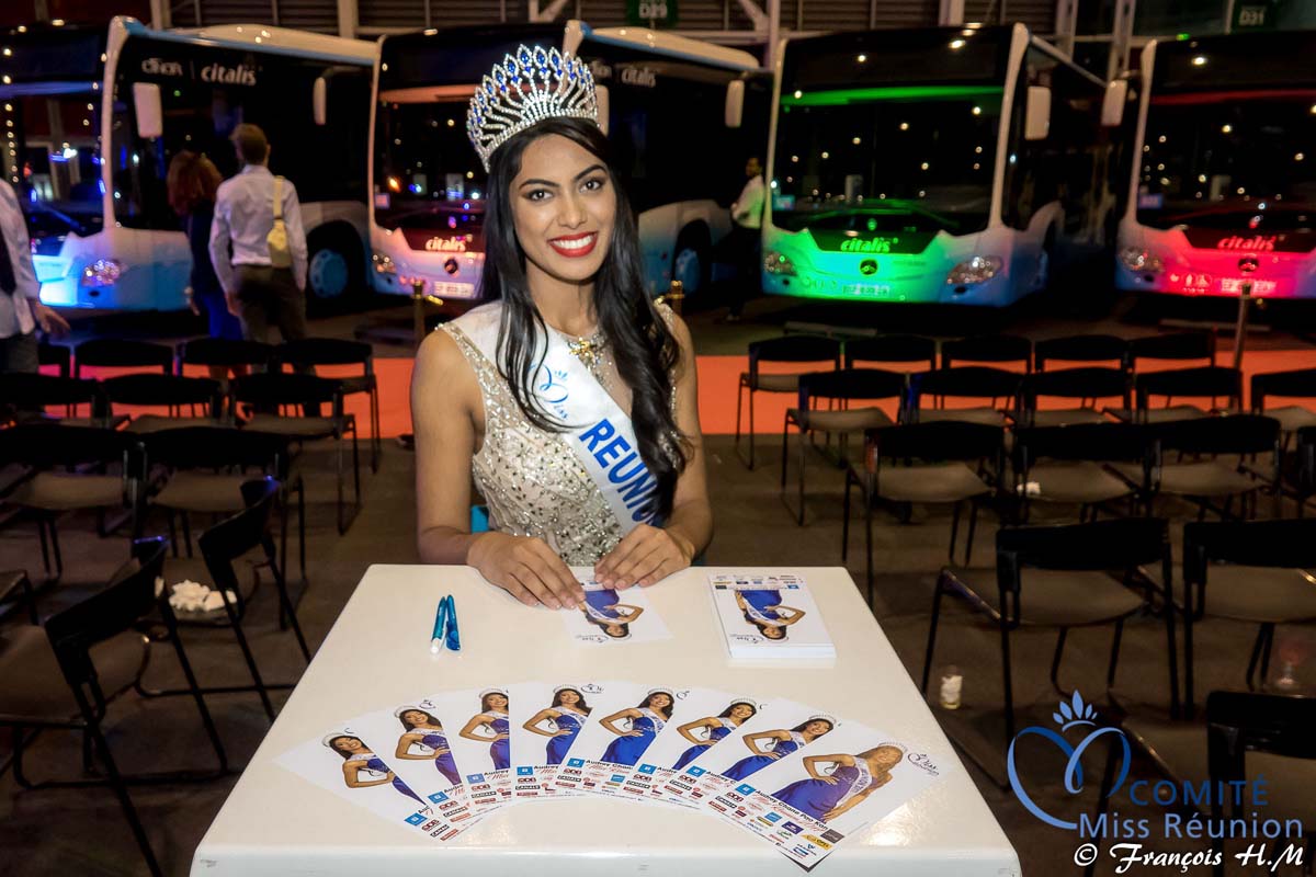Séance de dédicaces pour Miss Réunion
