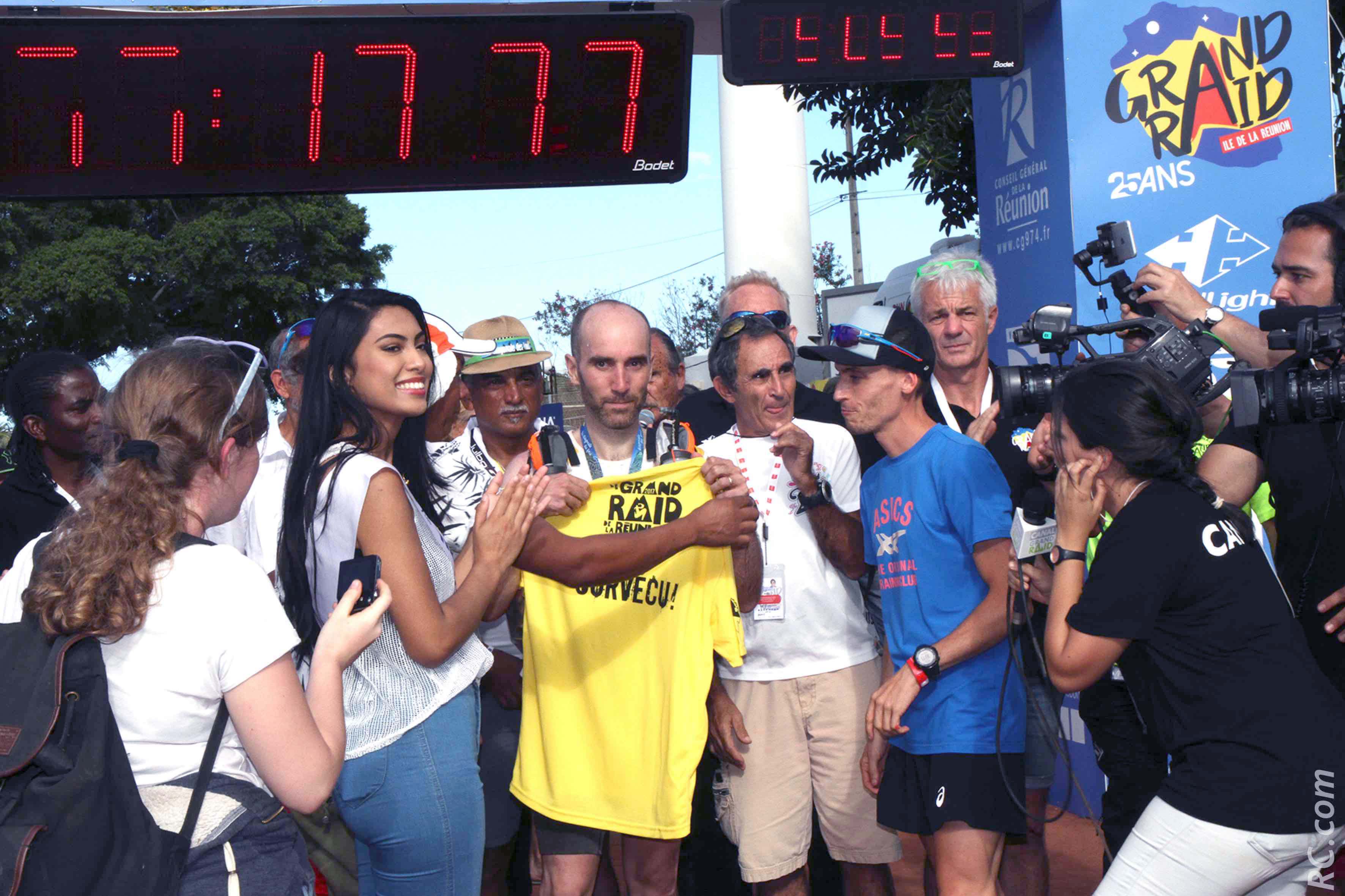 Miss Réunion accueille le dernier finisher du Grand Raid