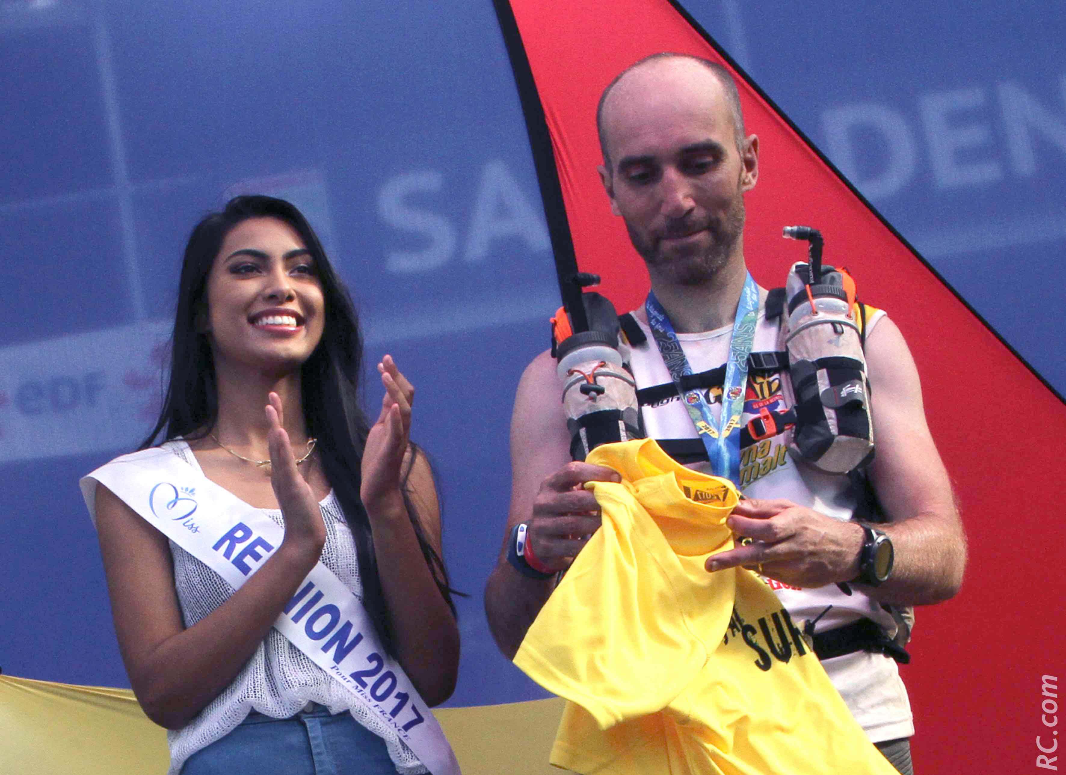 Miss Réunion accueille le dernier finisher du Grand Raid