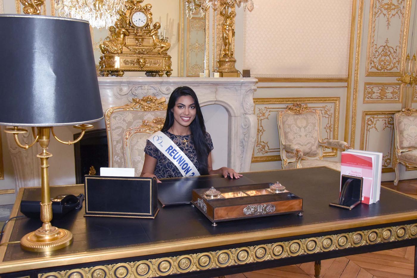 Assise à la place du président de l'Assemblée Nationale dans son bureau, fallait le faire, elle a pu le faire!