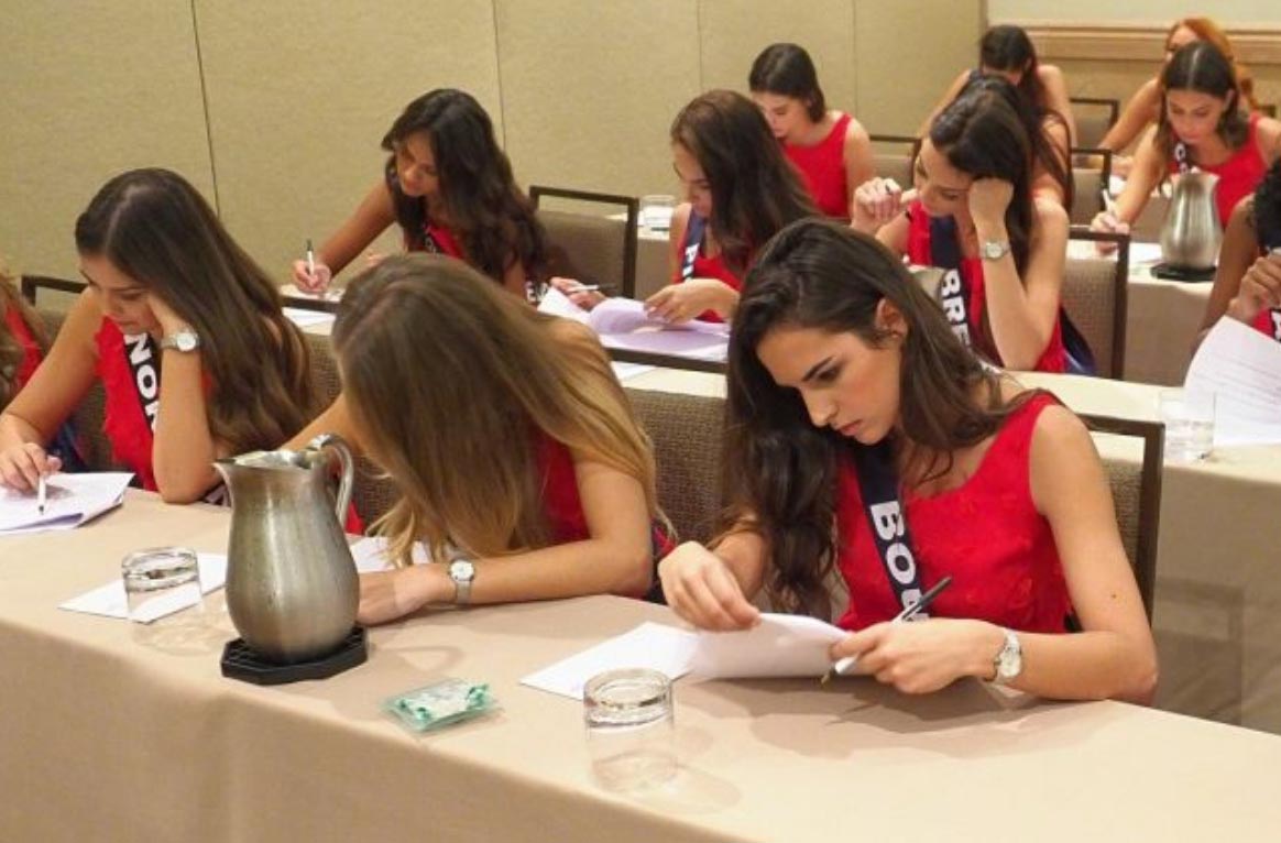 Les candidates en pleine concentration dans une salle de l'hôtel où elles logent à Palm Springs (photo TF1)