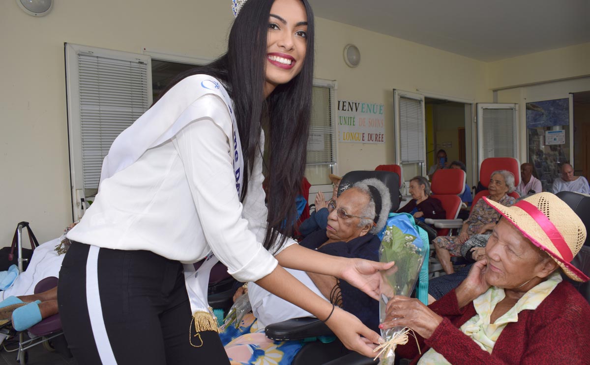 Audrey Chane Pao Kan visite les personnes âgées de l'USLD
