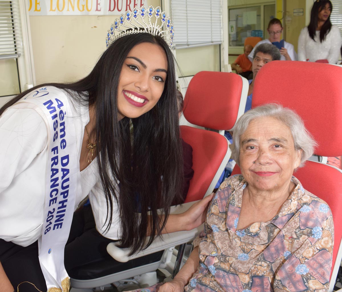 Audrey Chane Pao Kan visite les personnes âgées de l'USLD