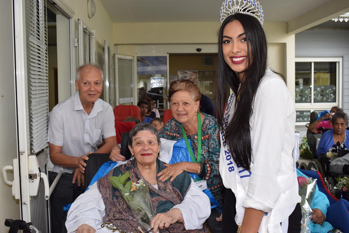 Audrey Chane Pao Kan visite les personnes âgées de l'USLD
