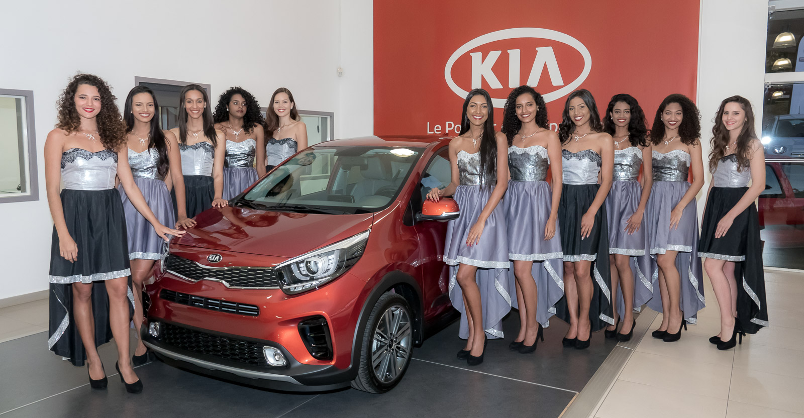 Les candidates devant la Kia Picanto