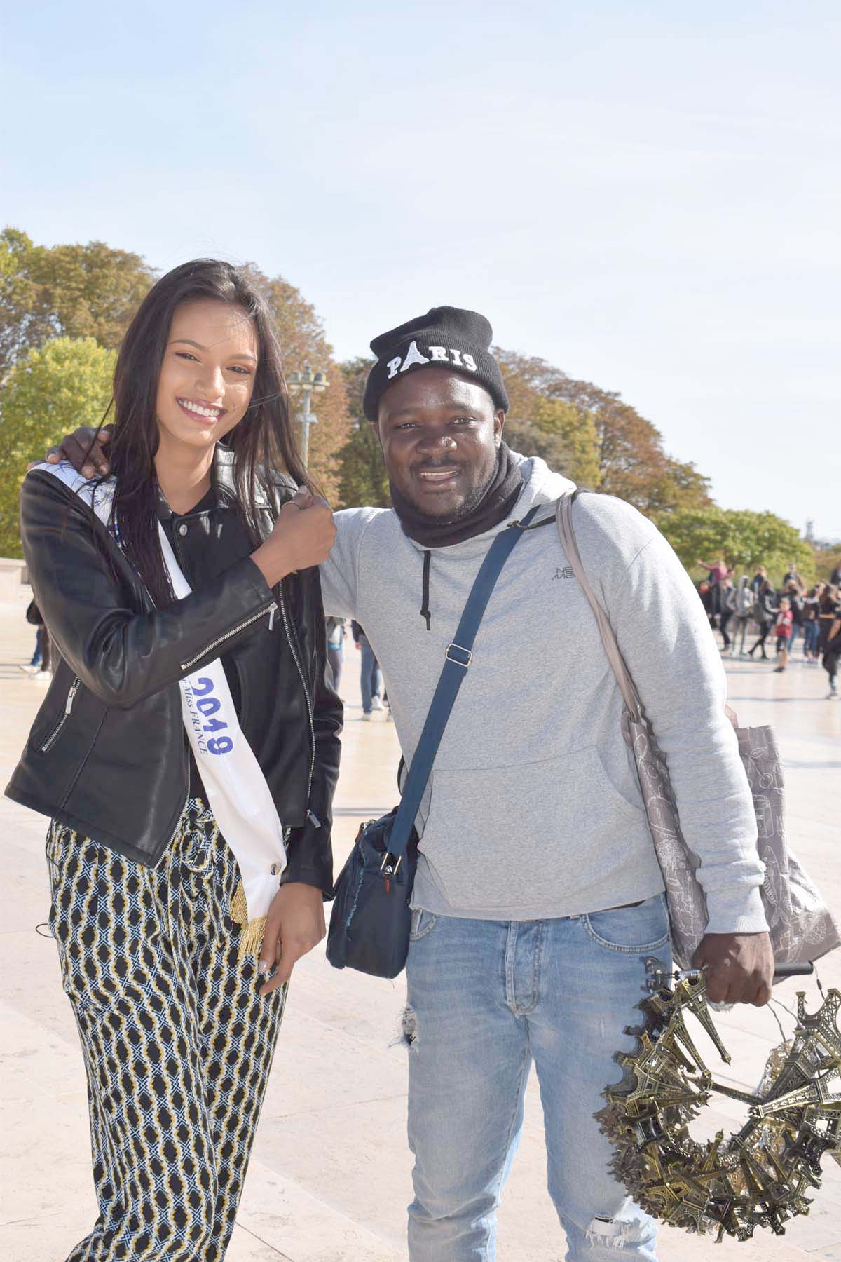 Le vendeur à la sauvette est tombé amoureux de Miss Réunion!