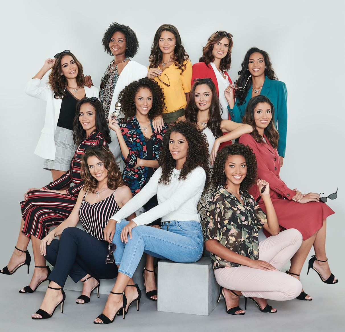 Les candidates Miss Réunion 2019 en tenue de ville KIABI, collier OcéanOr, chaussures Aldo, lunettes Muta Solaire