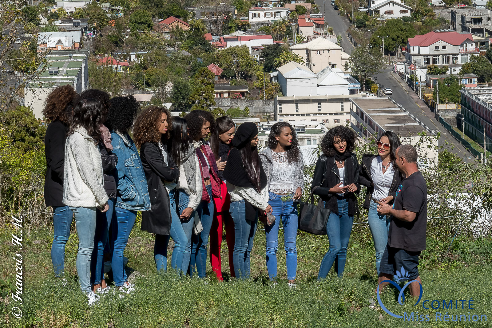 Les 12 candidates découvrent une plantation de lentilles