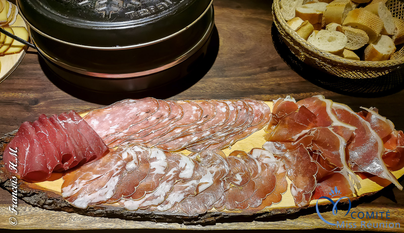 Les 12 candidates à une soirée raclette 