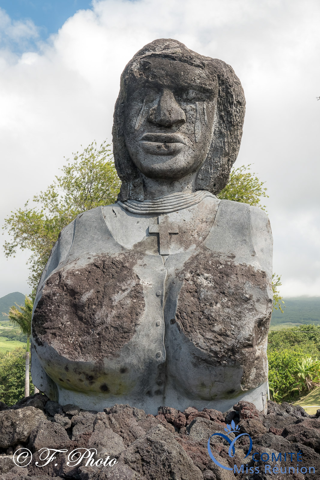 Les candidates 2021 devant Notre Dame des Laves, sur la coulée de 1977