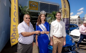 Ambre N'guyen reçoit les clés de sa belle Opel Corsa!