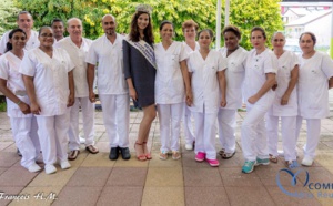 Miss Réunion rend visite aux personnes âgées malades de l'USLD